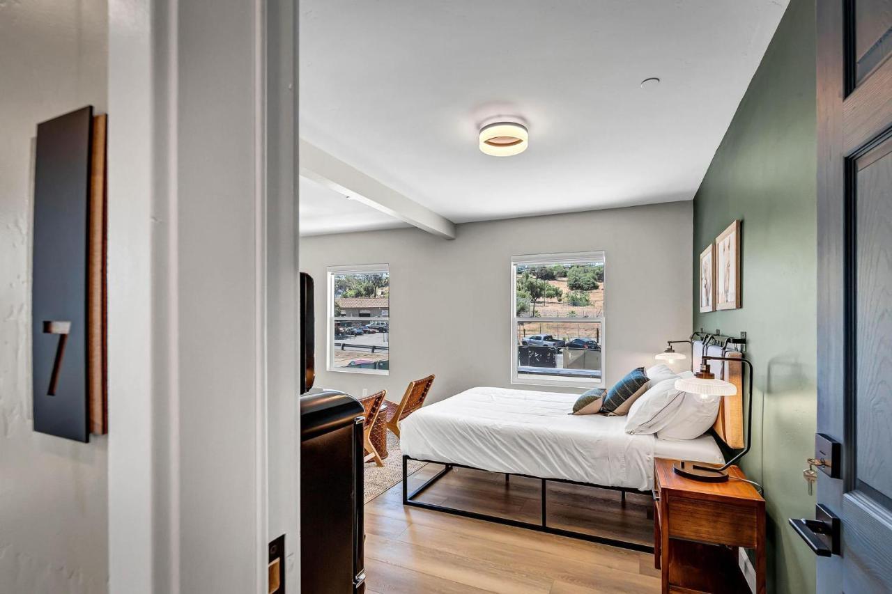 Single Bedroom - Queen Size. Heart Of Downtown Vista Esterno foto